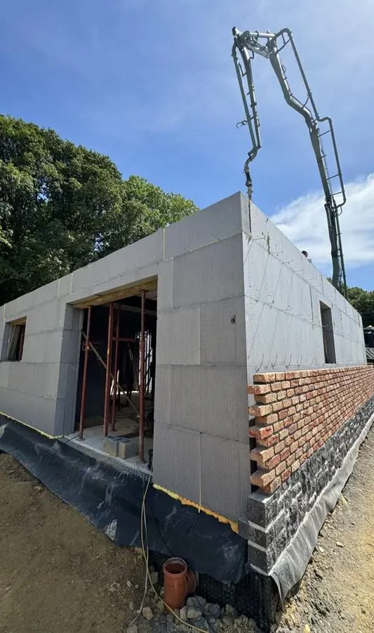 Coulage du béton dans les murs KlimaBloc