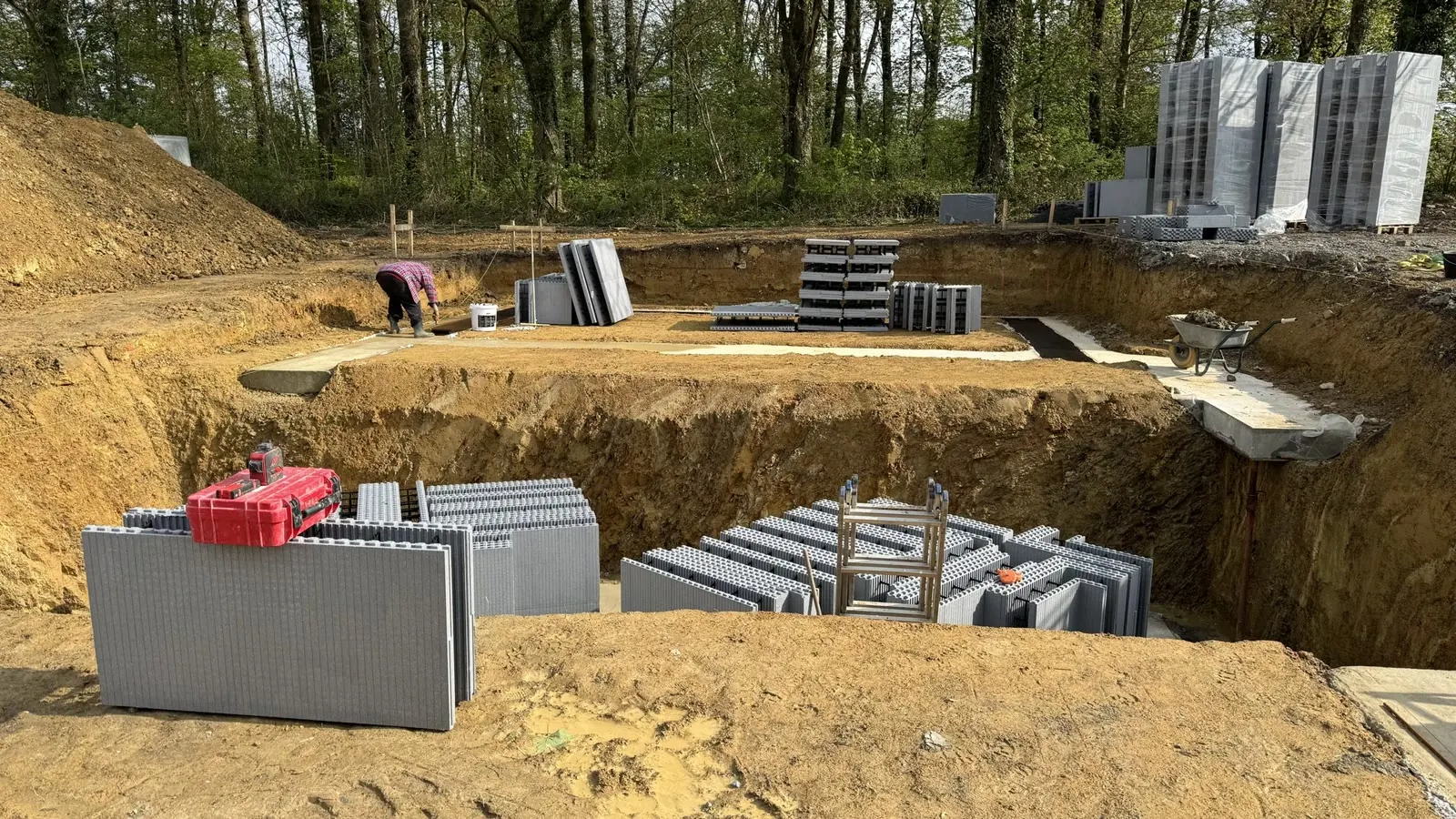 Palettes de blocs sur un chantier au moment du terrassement