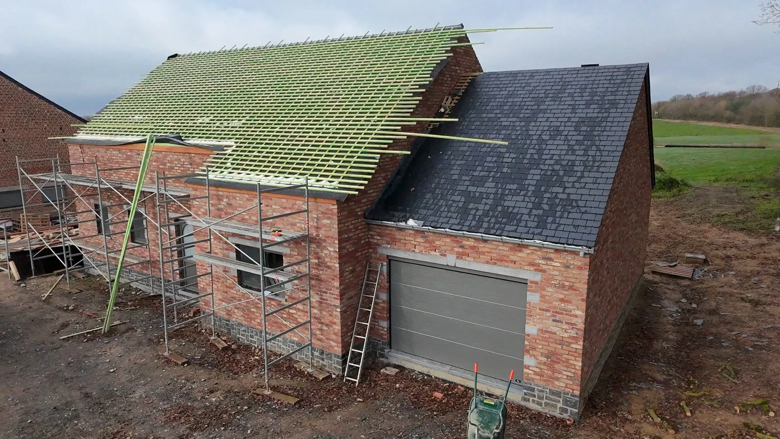 Pose des panneaux KlimaToit sur une maison en brique