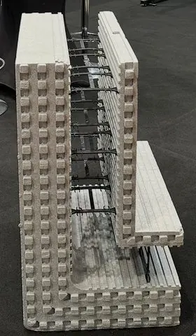 Coupe d'un mur KlimaBloc avec ses armatures