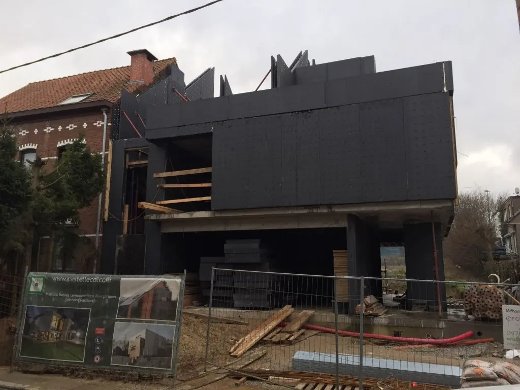 Maison à Kraainem pendant le chantier, murs isolants noirs