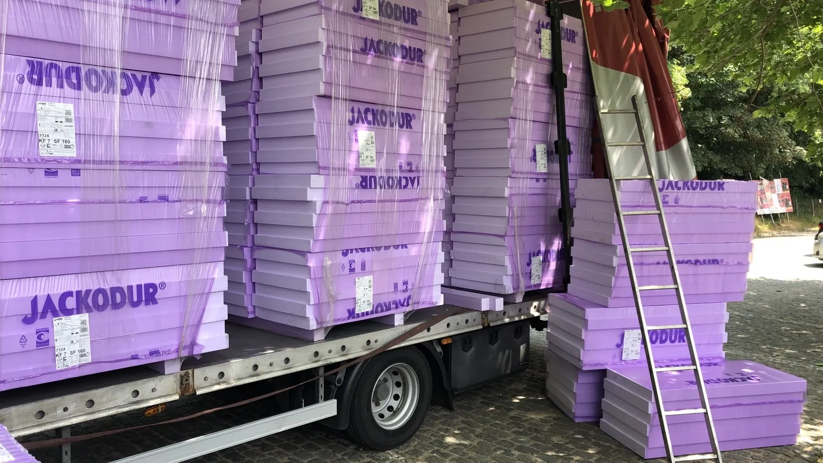 Livraison des panneaux JACKODUR Atlas sur chantier