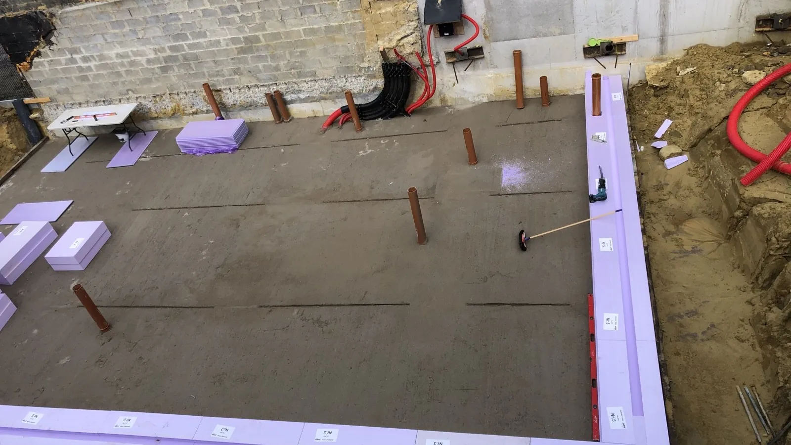 Mise en place des éléments de rive sur le fond de fouille