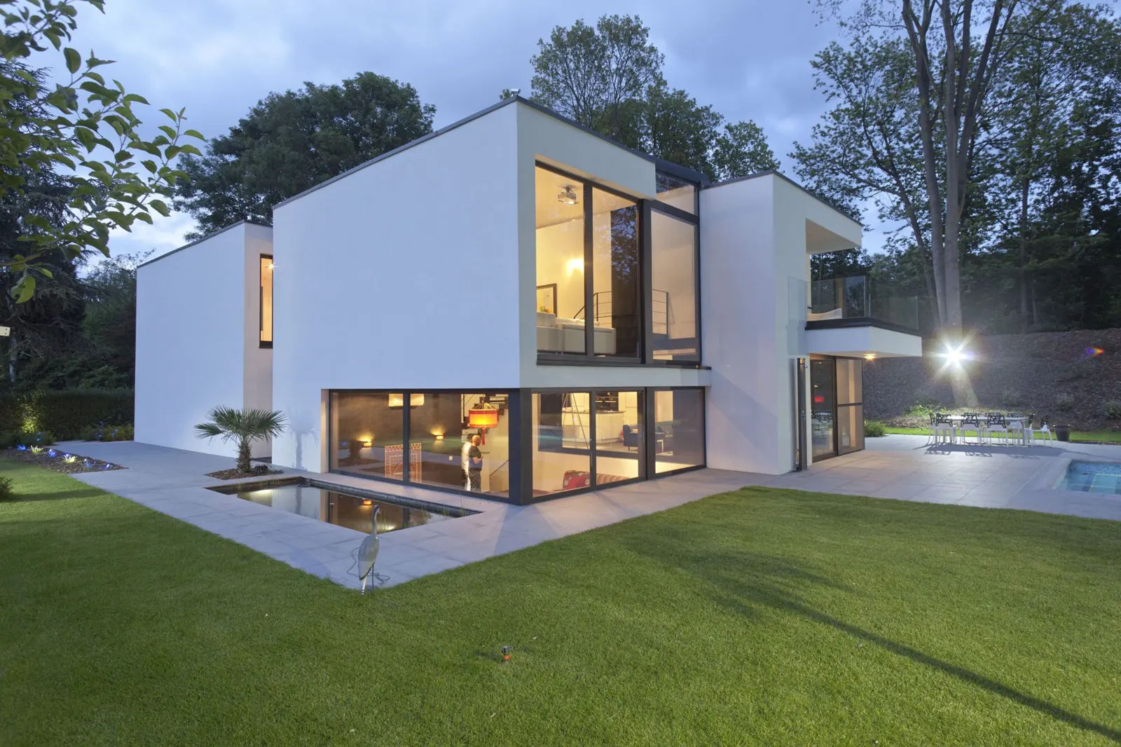 Villa contemporaine à Kraainem au crépuscule